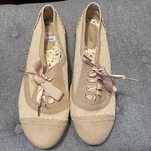 Size 10 W Beige Suede & Cloth Flats